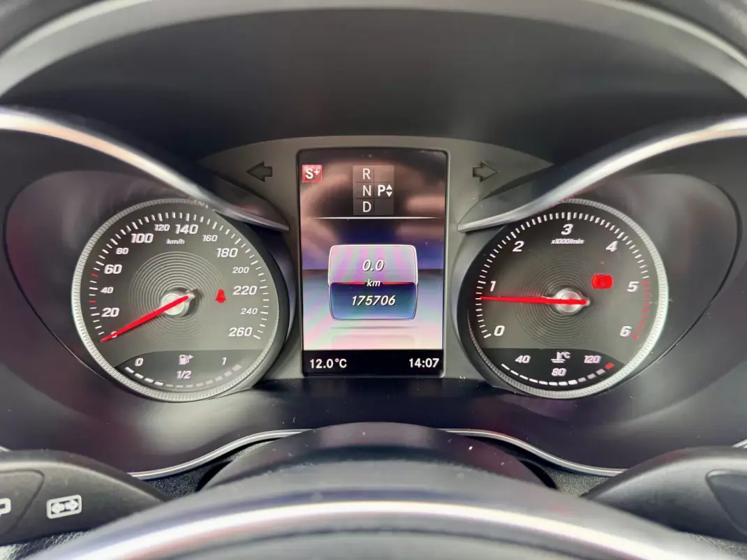 Mercedes-Benz GLC 250 2018 - 34990 EUR, 175000 km - AUTO.MOTO.pt - 175000km - foto 23 de 33