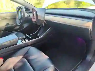 Tesla Model 3 2020 - 22900 EUR, 111000 km - AUTO.MOTO.pt - 111000km - foto 10 de 14