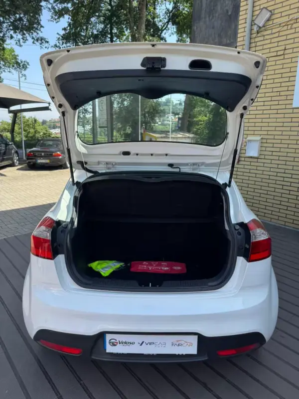 Kia Rio 2011 - 7400 EUR, 155000 km - AUTO.MOTO.pt - 155000km - foto 6 de 11