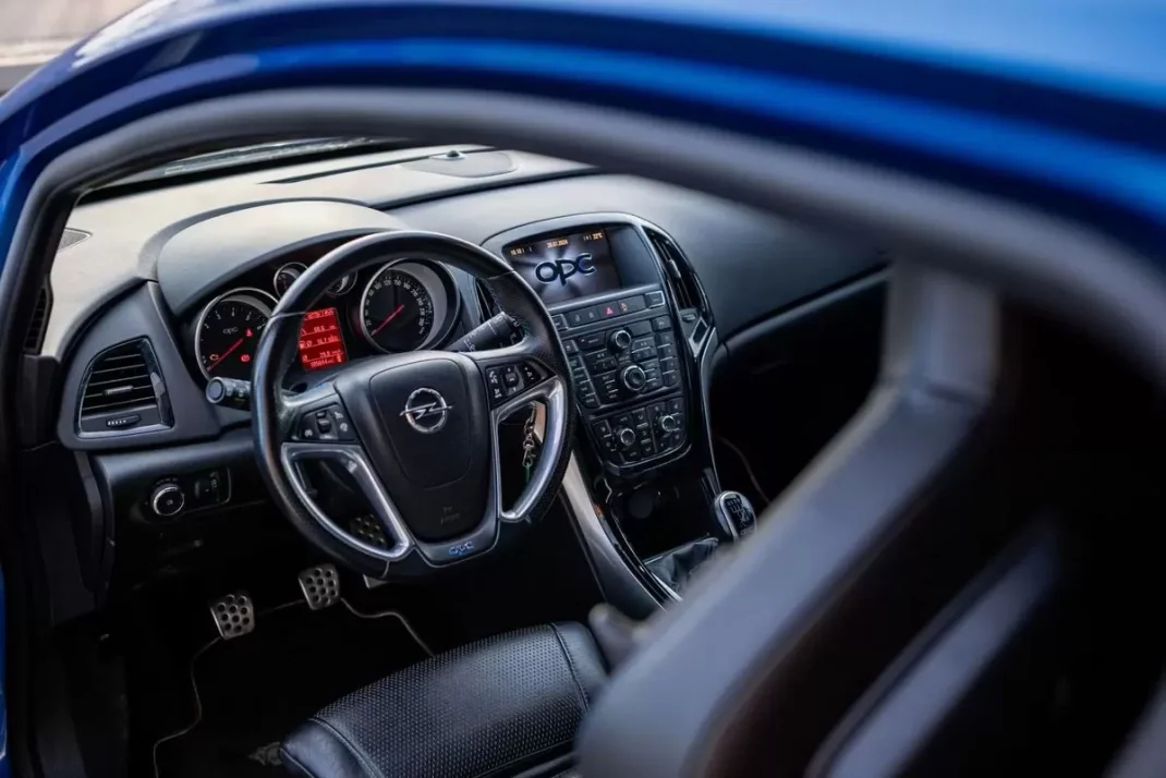 Opel Astra GTC 2013 - 23500 EUR, 109000 km - AUTO.MOTO.pt - 109000km - foto 29 de 47