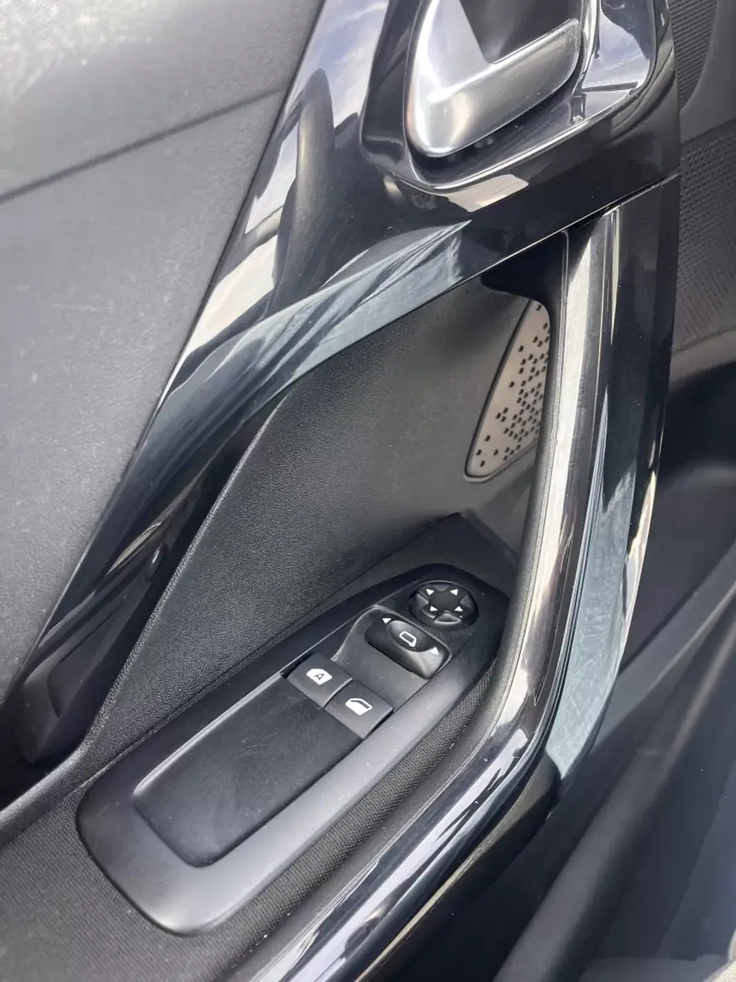 Peugeot 208 2015 - 7250 EUR, 84100 km - AUTO.MOTO.pt - 84100km - foto 11 de 19