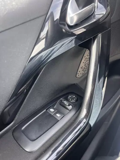 Peugeot 208 2015 - 7250 EUR, 84100 km - AUTO.MOTO.pt - 84100km - foto 11 de 19