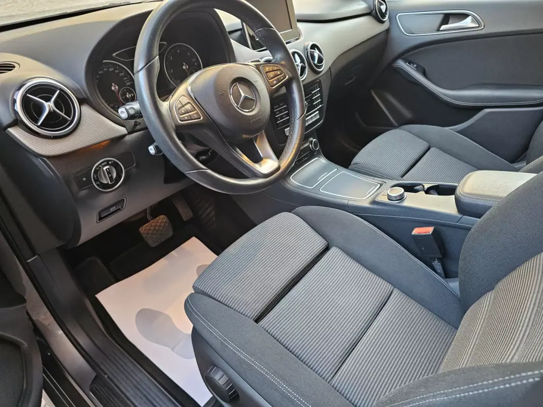 Mercedes-Benz B 180 2017 - 22500 EUR, 41938 km - AUTO.MOTO.pt - 41938km - foto 7 de 26