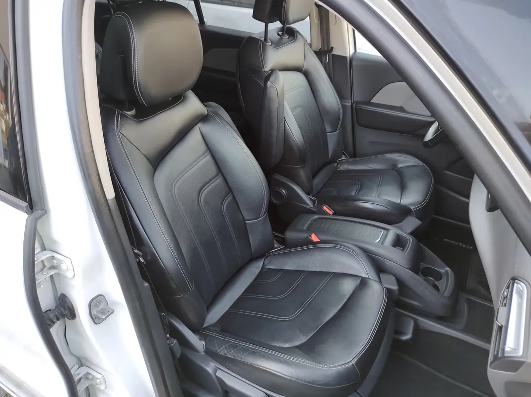 Citroën C4 Grand Picasso 2015 - 10500 EUR, 185000 km - AUTO.MOTO.pt - 185000km - foto 13 de 15