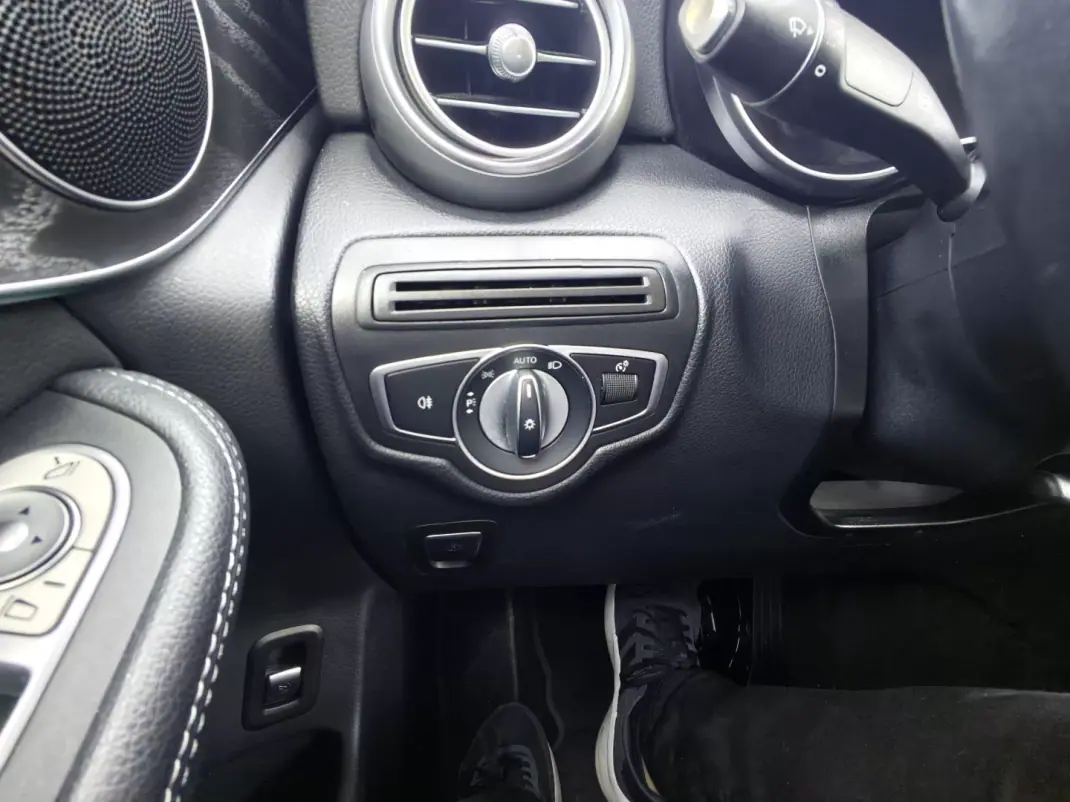 Mercedes-Benz GLC 220 2020 - 44500 EUR, 98000 km - AUTO.MOTO.pt - 98000km - foto 27 de 35