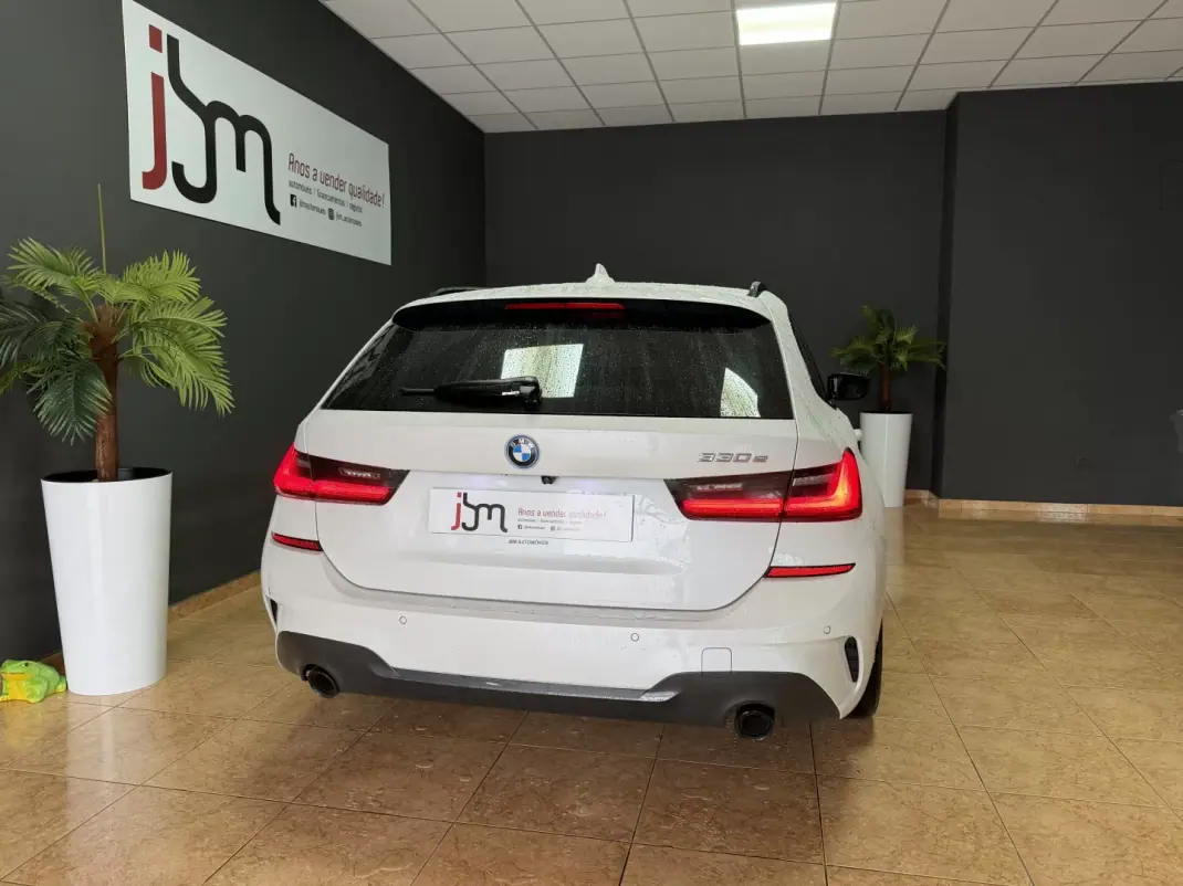 BMW 330e 2022 - 33500 EUR, 129874 km - AUTO.MOTO.pt - 129874km - foto 7 de 16