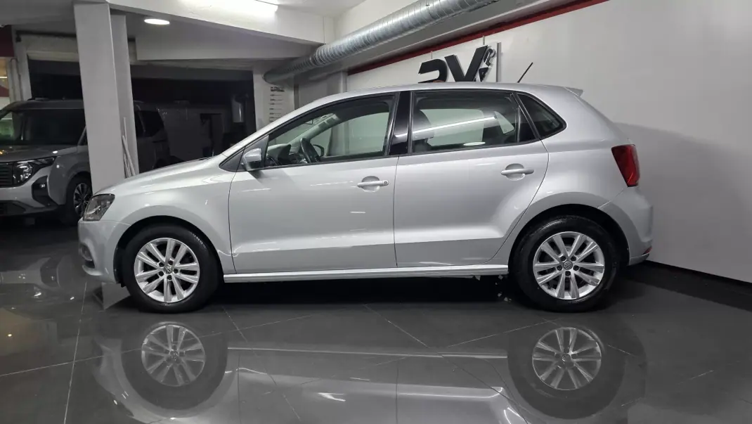 Volkswagen Polo 2014 - 10990 EUR, 136000 km - AUTO.MOTO.pt - 136000km - foto 2 de 31