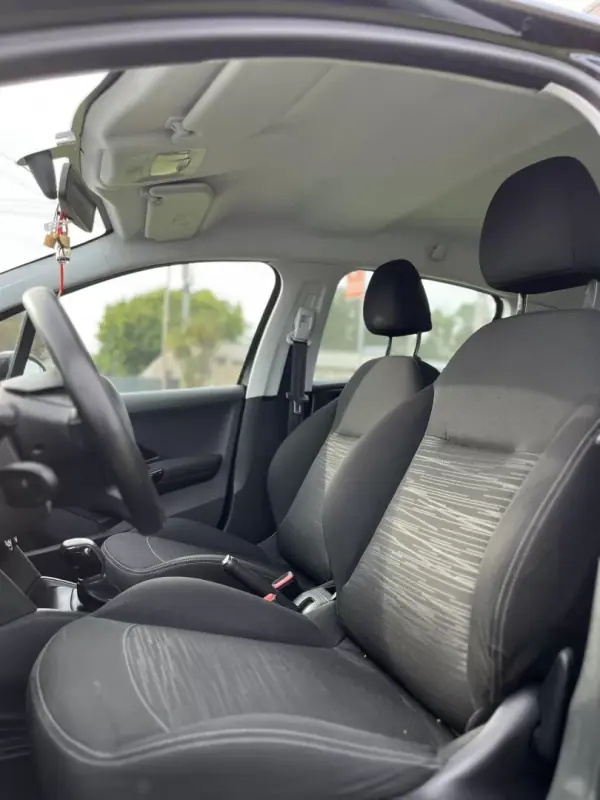 Peugeot 208 2014 - 6800 EUR, 148800 km - AUTO.MOTO.pt - 148800km - foto 10 de 12