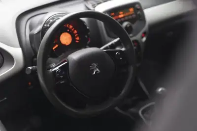 Peugeot 108 2017 - 9500 EUR, 49390 km - AUTO.MOTO.pt - 49390km - foto 20 de 45