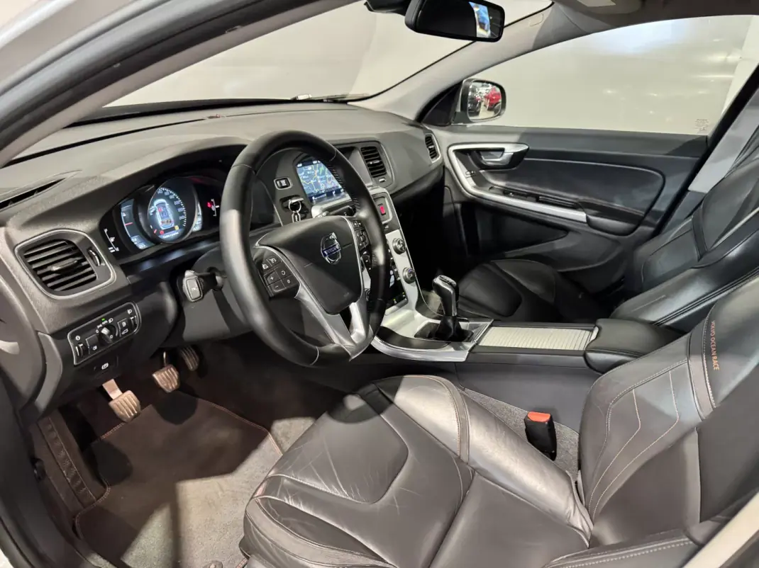 Volvo V60 2016 - 13900 EUR, 265393 km - 265393km - foto 42 de 44