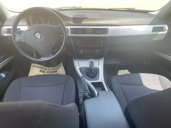 BMW 318 2011 - 11490 EUR, 290000 km - AUTO.MOTO.pt - 290000km - foto 6 de 9