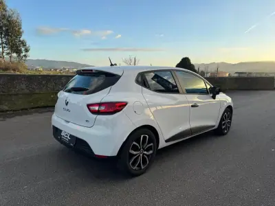 Renault Clio 2016 - 9990 EUR, 114000 km - AUTO.MOTO.pt - 114000km - foto 8 de 22