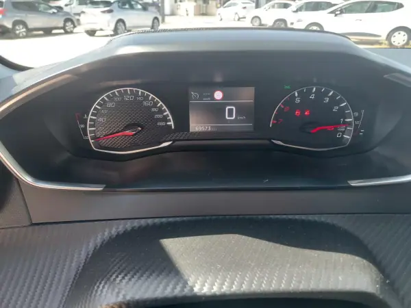 Peugeot 208 2022 - 13900 EUR, 69000 km - AUTO.MOTO.pt - 69000km - foto 6 de 11