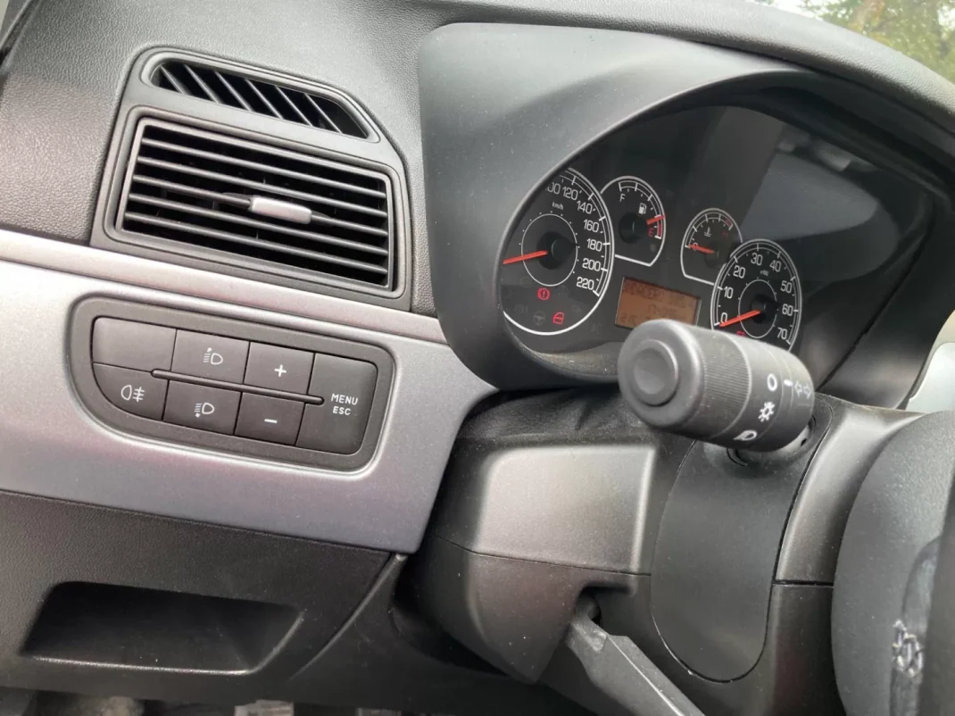 Fiat Punto 2010 - 6500 EUR, 174000 km - AUTO.MOTO.pt - 174000km - foto 9 de 15