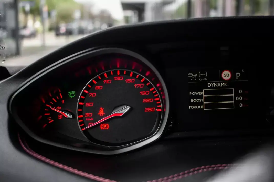 Peugeot 308 2020 - 17990 EUR, 142466 km - AUTO.MOTO.pt - 142466km - foto 25 de 45