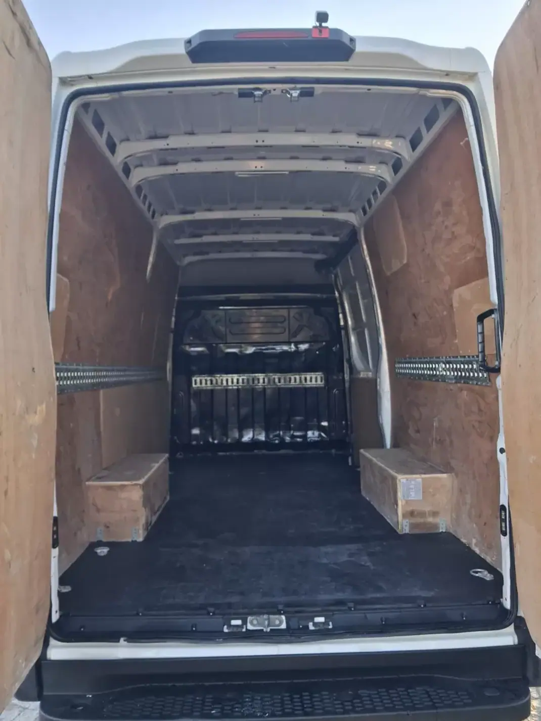 Iveco 2015 - 13500 EUR, 240000 km - AUTO.MOTO.pt - 240000km - foto 7 de 9