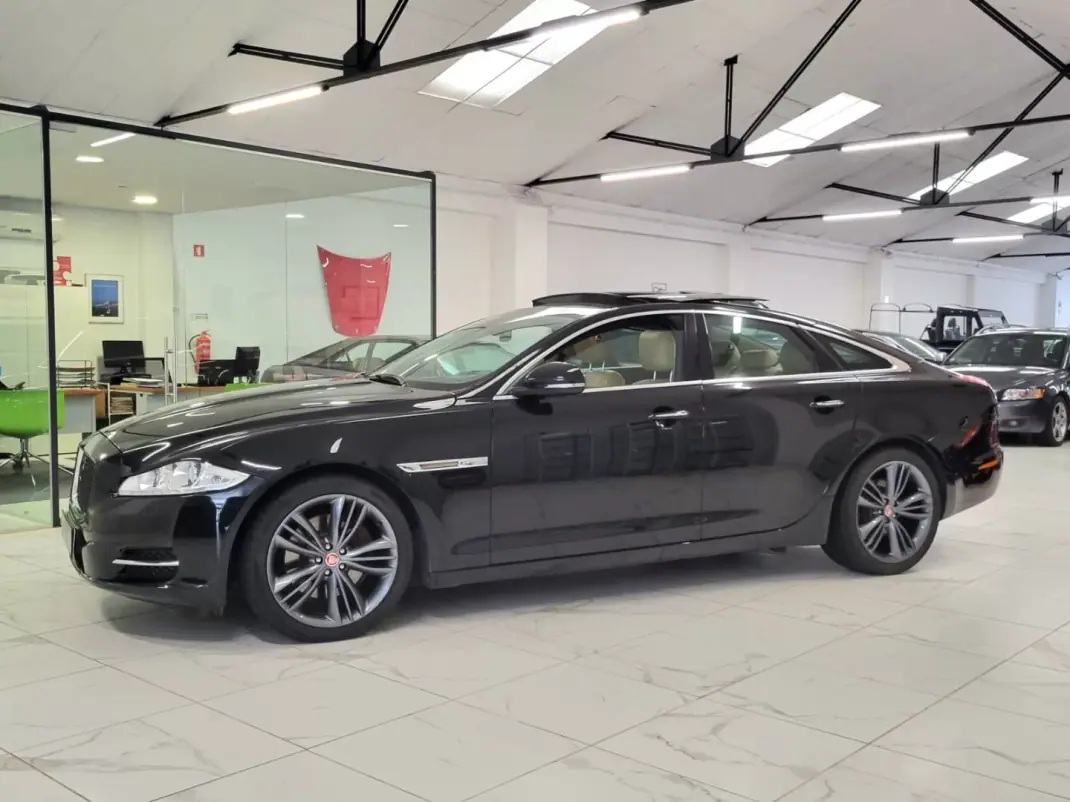 Jaguar XJ 2012 - 19950 EUR, 255600 km - AUTO.MOTO.pt - 255600km - foto 11 de 33
