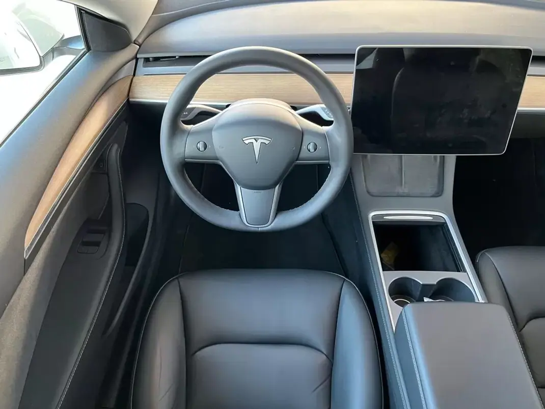 Tesla Model 3 2022 - 27990 EUR, 45000 km - AUTO.MOTO.pt - 45000km - foto 10 de 14