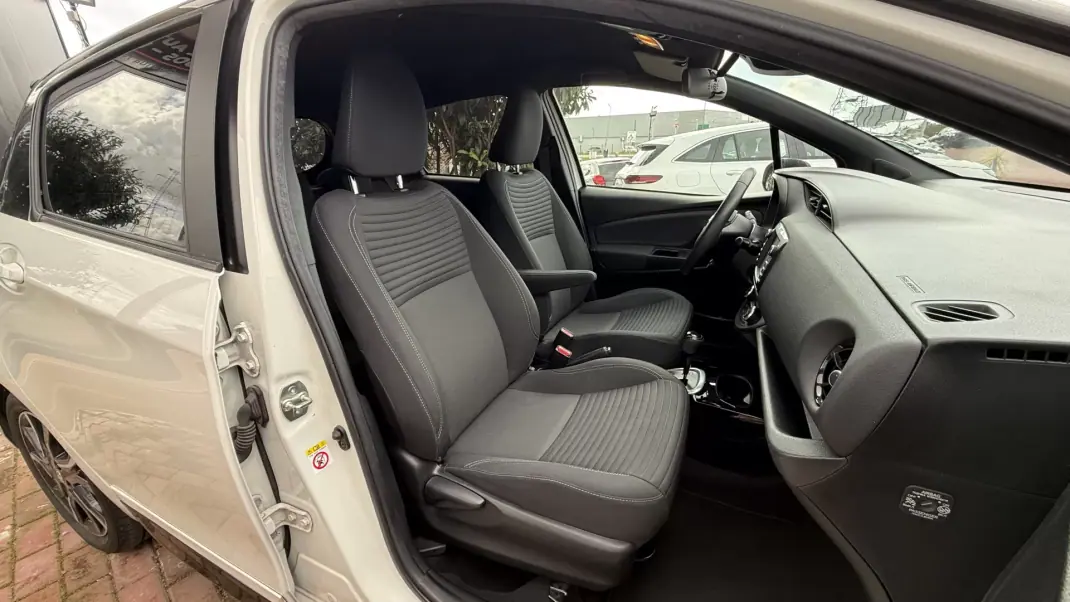 Toyota Yaris 2018 - 16990 EUR, 80000 km - AUTO.MOTO.pt - 80000km - foto 29 de 29