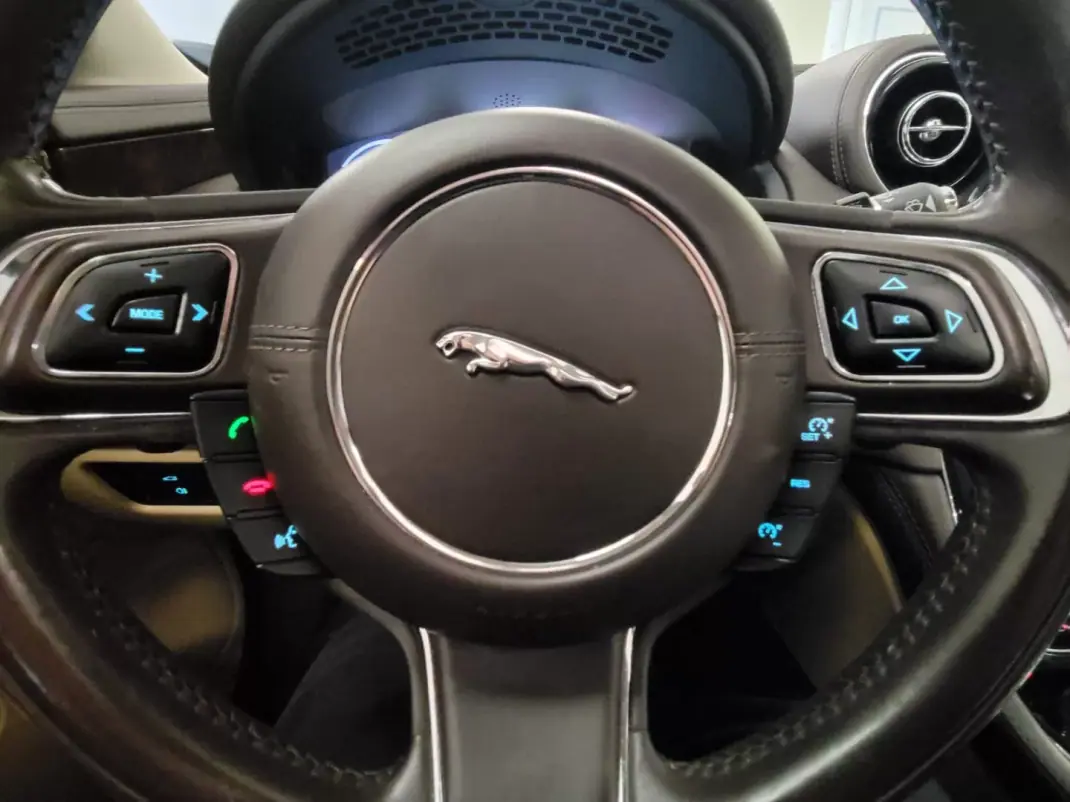 Jaguar XJ 2012 - 19950 EUR, 255600 km - AUTO.MOTO.pt - 255600km - foto 20 de 33