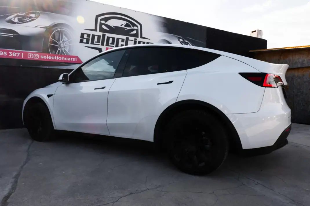 Tesla Model Y 2023 - 37900 EUR, 75000 km - AUTO.MOTO.pt - 75000km - foto 8 de 28