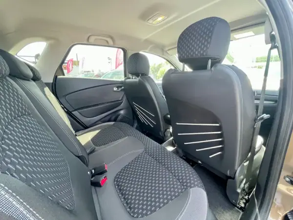 Renault Captur 2017 - 12950 EUR, 85620 km - AUTO.MOTO.pt - 85620km - foto 25 de 27