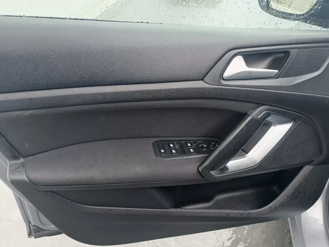 Peugeot 308 2020 - 13900 EUR, 168102 km - AUTO.MOTO.pt - 168102km - foto 15 de 28