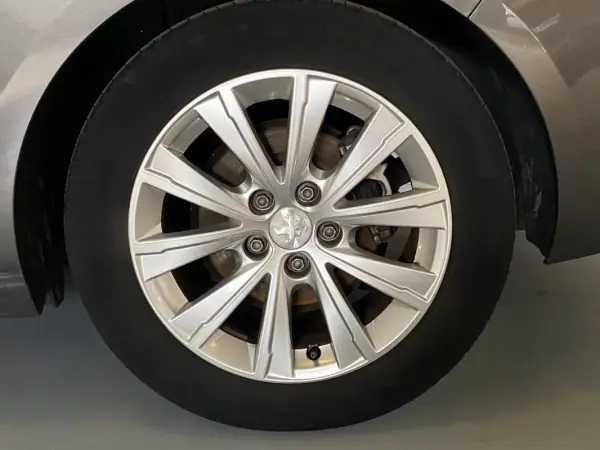 Peugeot 308 SW 2019 - 14500 EUR, 76190 km - AUTO.MOTO.pt - 76190km - foto 11 de 15