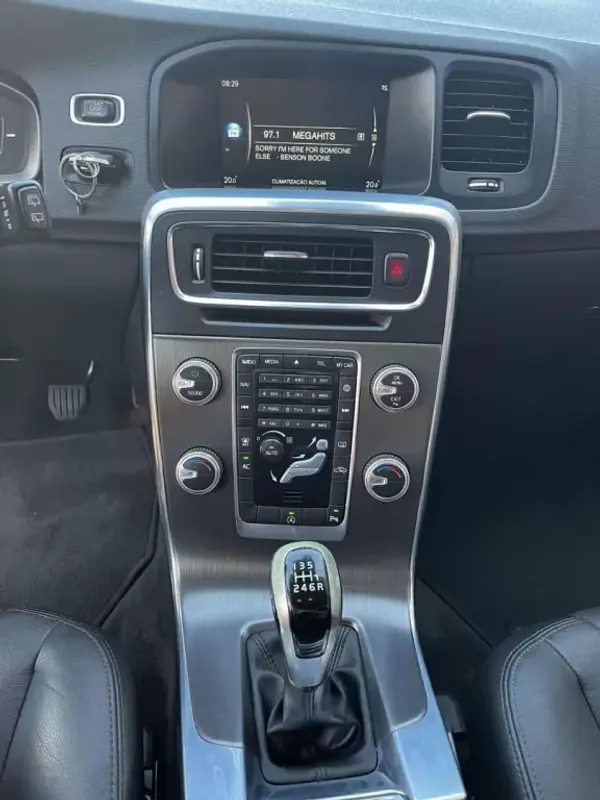 Volvo V60 2015 - 7900 EUR, 318884 km - AUTO.MOTO.pt - 318884km - foto 7 de 16
