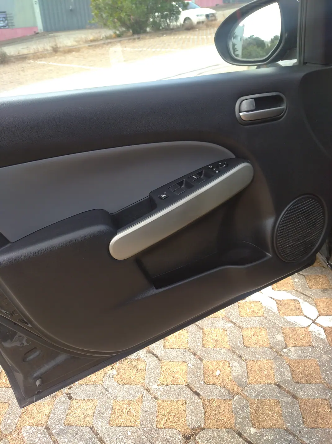 Mazda 2 2010 - 4700 EUR, 137880 km - AUTO.MOTO.pt - 137880km - foto 7 de 13