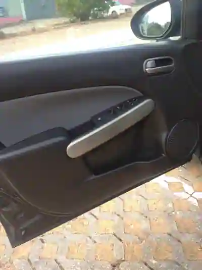 Mazda 2 2010 - 4700 EUR, 137880 km - AUTO.MOTO.pt - 137880km - foto 7 de 13