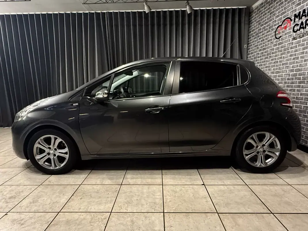 Peugeot 208 2014 - 8990 EUR, 75000 km - AUTO.MOTO.pt - 75000km - foto 3 de 13