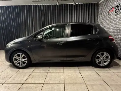 Peugeot 208 2014 - 8990 EUR, 75000 km - AUTO.MOTO.pt - 75000km - foto 3 de 13