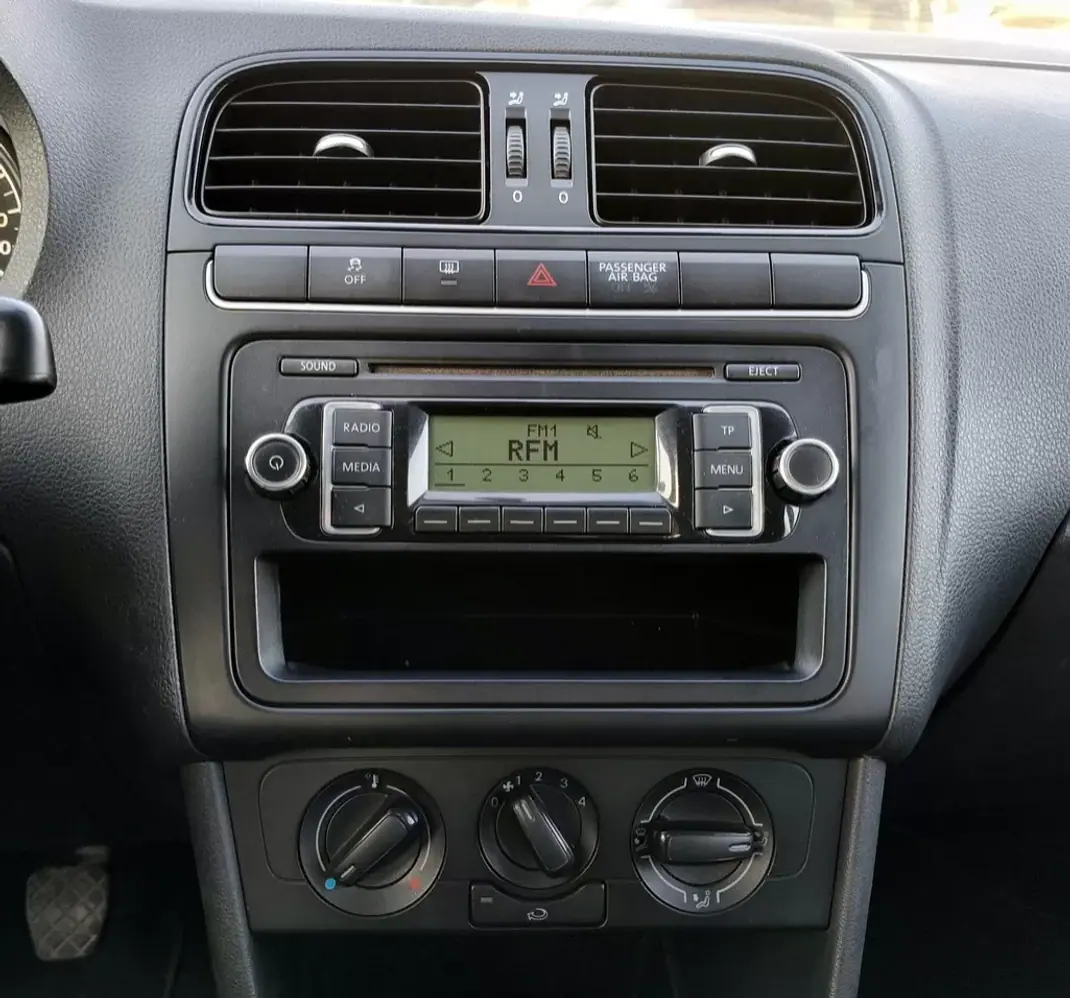 Volkswagen Polo 2011 - 7490 EUR, 120850 km - AUTO.MOTO.pt - 120850km - foto 14 de 21