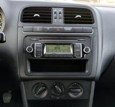 Volkswagen Polo 2011 - 7490 EUR, 120850 km - AUTO.MOTO.pt - 120850km - foto 14 de 21