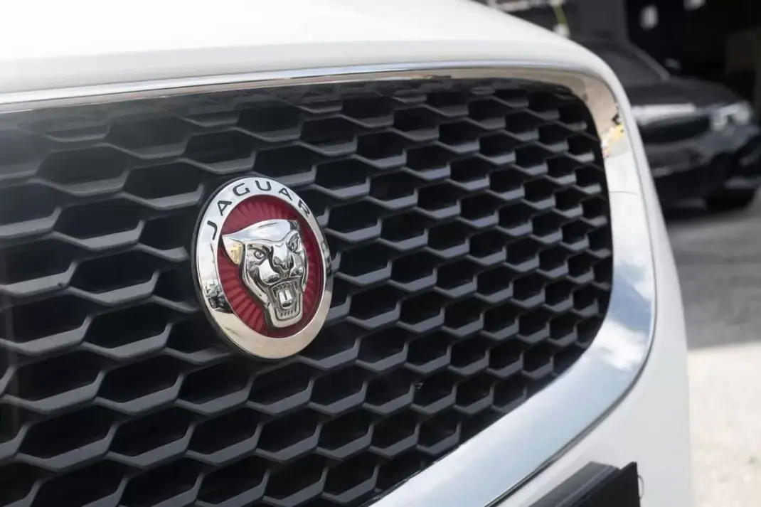 Jaguar E-Pace 2018 - 23900 EUR, 128980 km - 128980km - foto 6 de 29