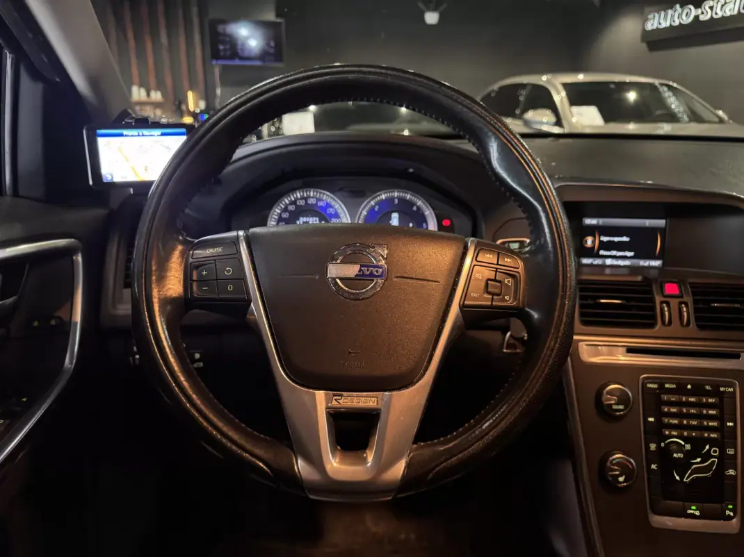 Volvo XC 60 2012 - 16990 EUR, 201000 km - AUTO.MOTO.pt - 201000km - foto 18 de 35