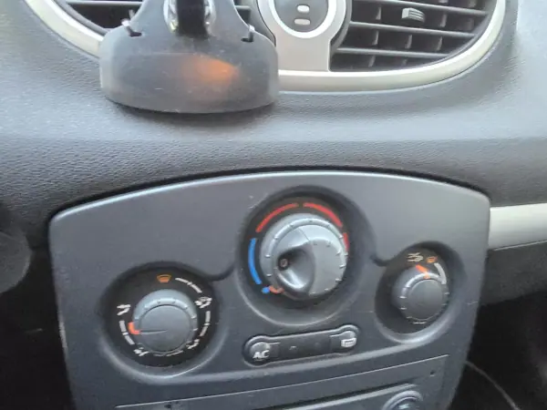 Renault Clio Break 2008 - 3999 EUR, 208437 km - AUTO.MOTO.pt - 208437km - foto 15 de 19
