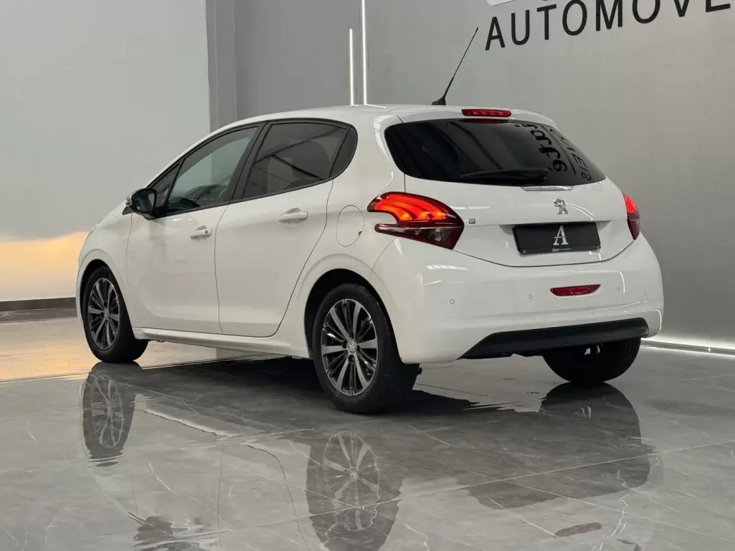 Peugeot 208 2019 - 12490 EUR, 105000 km - AUTO.MOTO.pt - 105000km - foto 2 de 6