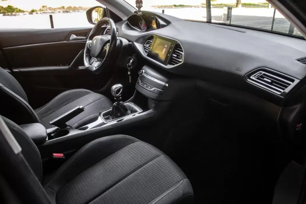 Peugeot 308 SW 2019 - 8250 EUR, 315740 km - AUTO.MOTO.pt - 315740km - foto 23 de 37