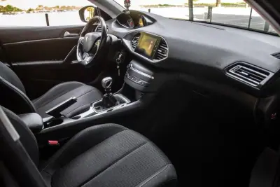 Peugeot 308 SW 2019 - 8250 EUR, 315740 km - AUTO.MOTO.pt - 315740km - foto 23 de 37