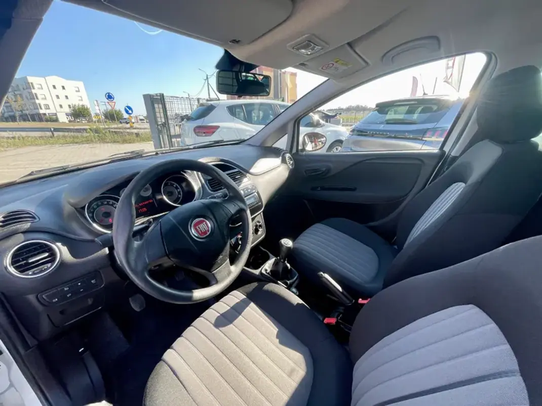 Fiat Punto 2018 - 7950 EUR, 174029 km - AUTO.MOTO.pt - 174029km - foto 11 de 24