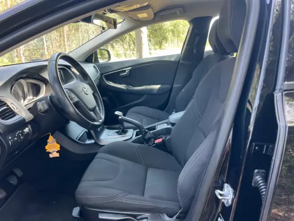 Volvo V40 2017 - 15900 EUR, 120000 km - AUTO.MOTO.pt - 120000km - foto 24 de 39