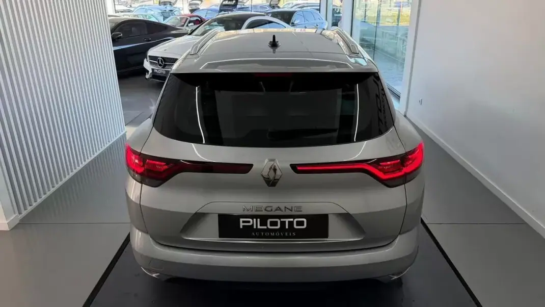 Renault Mégane Sport Tourer 2020 - 13990 EUR, 137993 km - AUTO.MOTO.pt - 137993km - foto 8 de 32