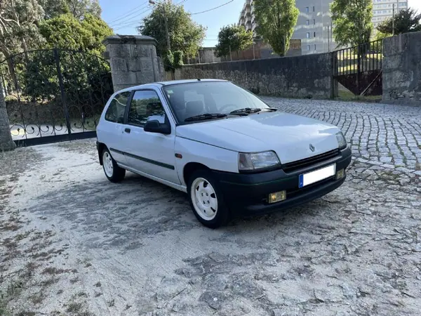 Renault Clio 1993 - 3900 EUR, 283000 km - AUTO.MOTO.pt - 283000km - foto 3 de 39