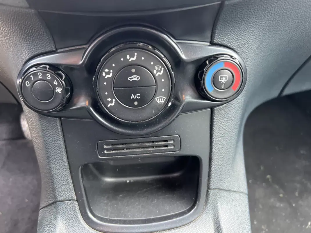 Ford Fiesta 1.4 TDCI 2010 - 4250 EUR, 260000 km - AUTO.MOTO.pt - 260000km - foto 13 de 16