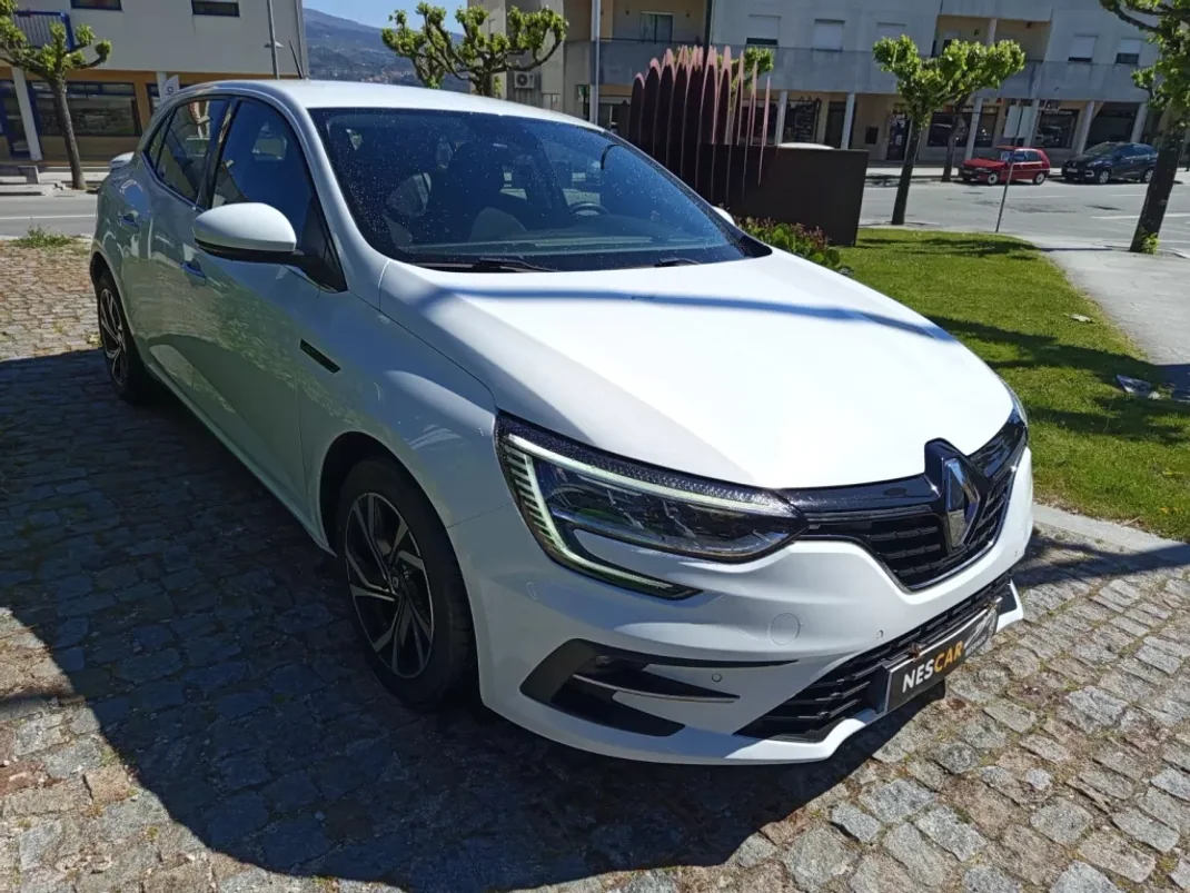 Renault Mégane 2020 - 17900 EUR, 127391 km - AUTO.MOTO.pt - 127391km - foto 3 de 11