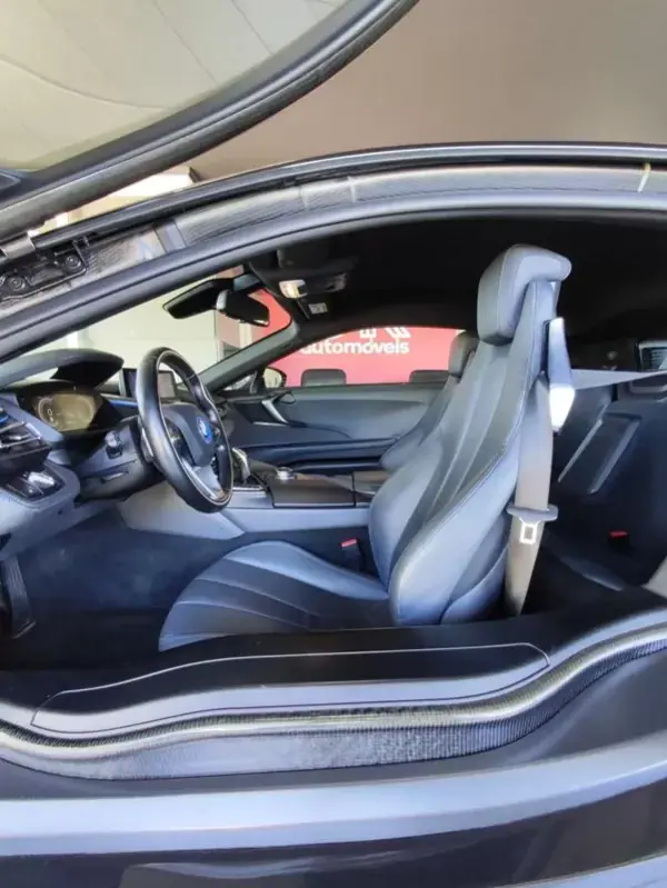 BMW i8 2017 - 65500 EUR, 96600 km - AUTO.MOTO.pt - 96600km - foto 22 de 38