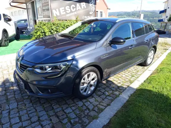 Renault Mégane Sport Tourer 2018 - 14990 EUR, 170135 km - AUTO.MOTO.pt - 170135km - foto 2 de 10