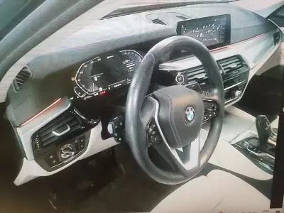 BMW 530e 2019 - 31990 EUR, 7558 km - AUTO.MOTO.pt - 7558km - foto 3 de 27